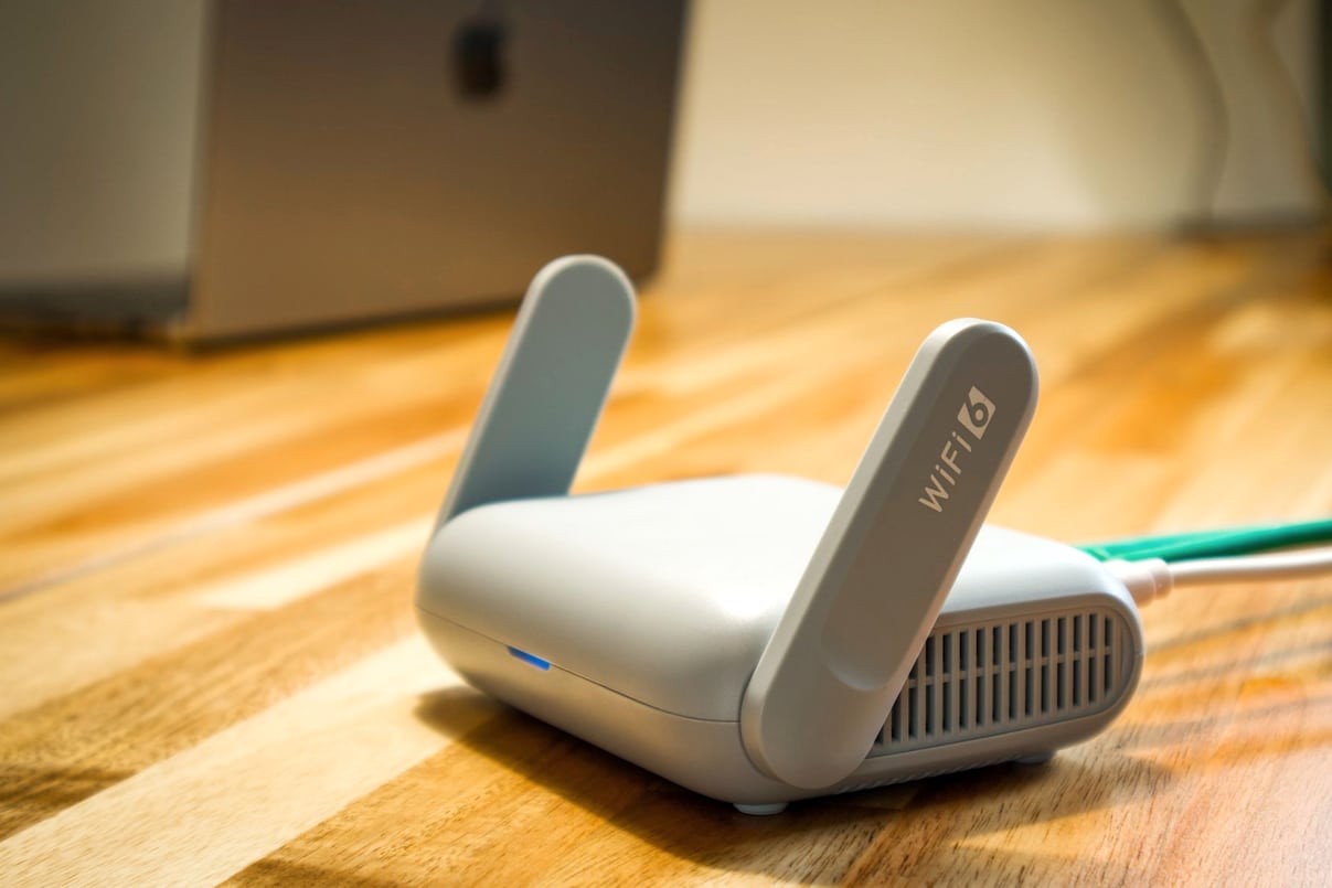 Equipamento de rede sem fio com antenas e indicadores de conexão