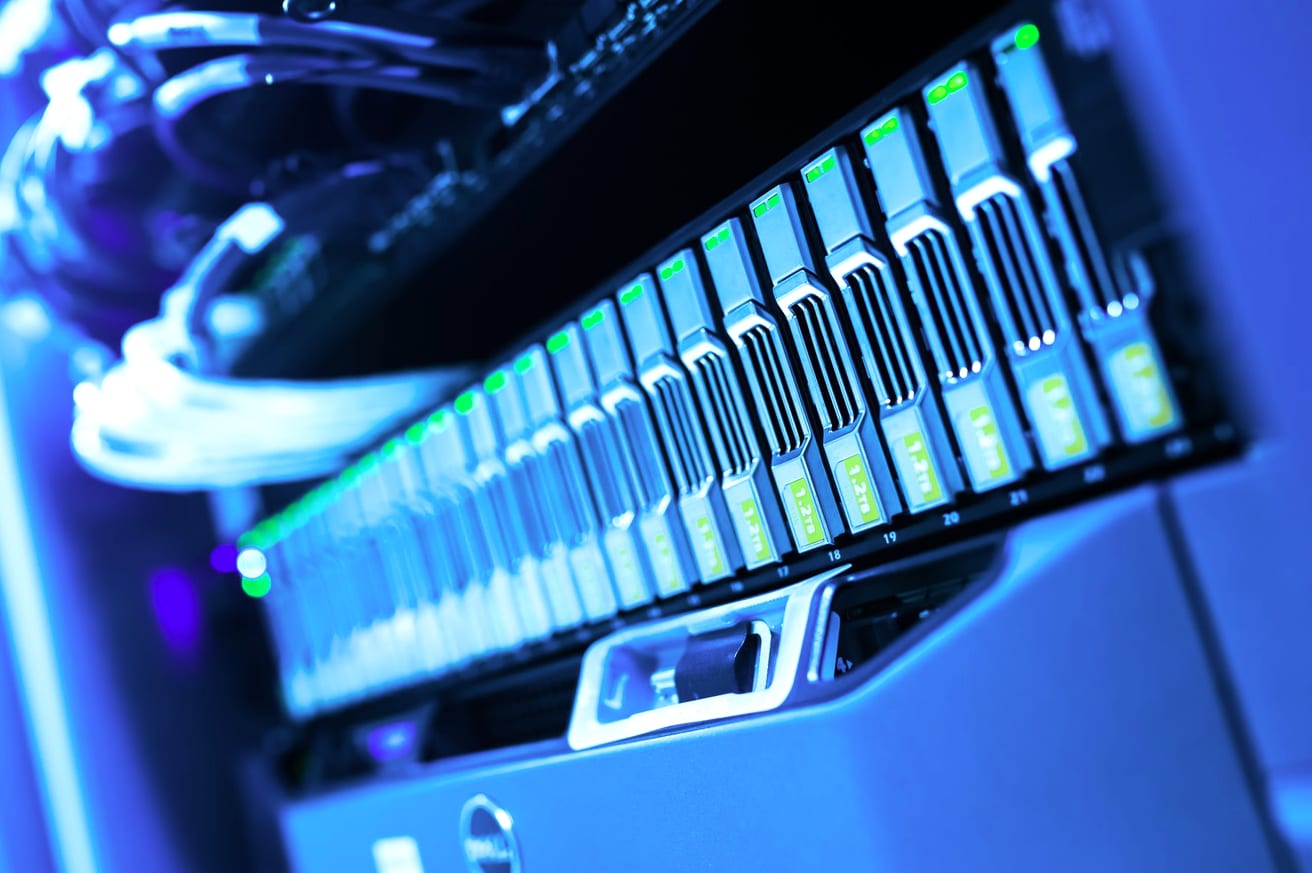 Servidores e equipamentos de data center dispostos em rack